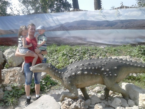 wycieczka u Dinusiów Podczas zeszłorocznych wakacji sporo podróżowaliśmy. Razem z siostrą Gabrysią byłem m.in. w wiosce Dinozaurów 