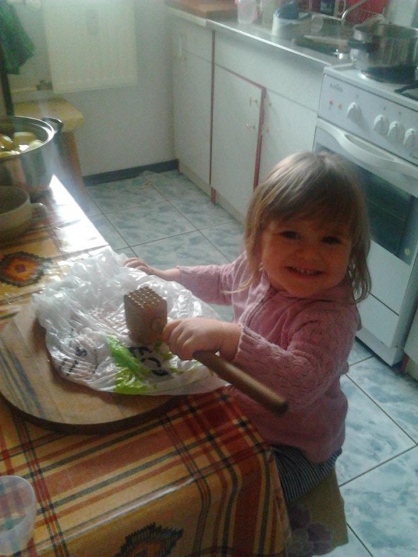 Zuziaczek pomaga :&#41; Zuzia lubi pomagać w kuchni, widac na zdjęciu :&#41;