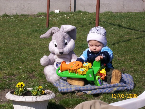 Zdjęcie zgłoszone na konkurs eBobas.pl W marcu już dawno siedziałem na kocyku u babci w ogródku ;&#45;&#41;