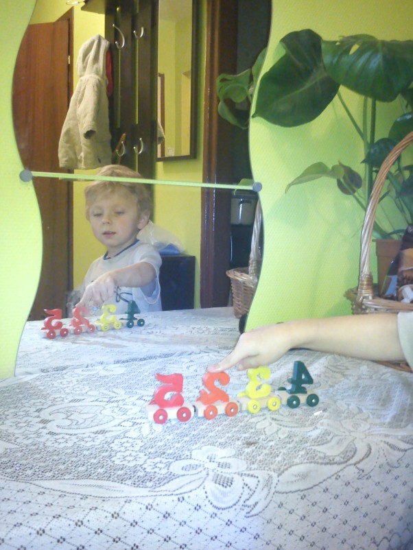 Zdjęcie zgłoszone na konkurs eBobas.pl Synek z chęcią uczy się liczyć, pomagają nam w tym wesołe zabawki;&#45;&#41;