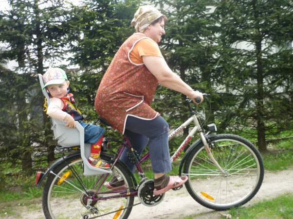 Zdjęcie zgłoszone na konkurs eBobas.pl Wyprawa rowerowa babci Reni z dwuletnim wnukiem Kamilkiem