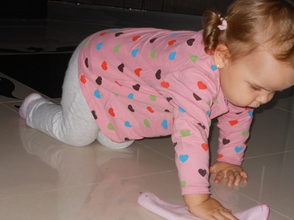 Zdjęcie zgłoszone na konkurs eBobas.pl Pomagam mamusi w myciu podłogi :&#41;
