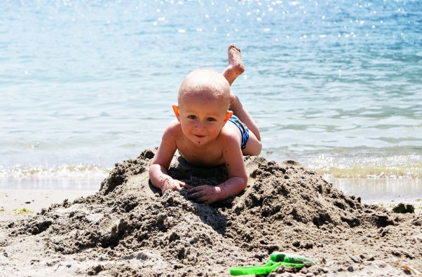 Na plaży fajnie jest... ...A kiedy w wodzie poczuję chłód,\nwygrzewam się na morskiej plaży...