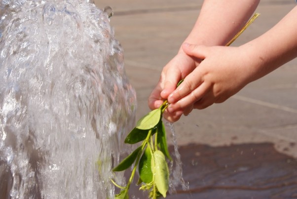 Woda życia doda :&#41; W każdym dziecku drzemie pragnienie,\nby rączki w wodzie moczyć,\nkażdego dziecka jest to marzenie,\nby do wody w gorący dzień wskoczyć!