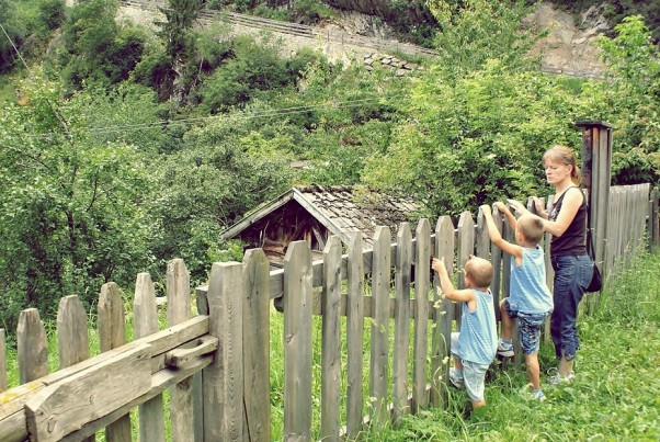 Łobuziaki z babcią Elą :&#41; Babcia kochana jest,\nnajlepsza jest na świecie!\nZ babcią można robić wszystko,\nna pewno o tym wiecie!\nNa spacer daleki ją zabierzemy\nprzez płotek skakać razem będziemy!!! 