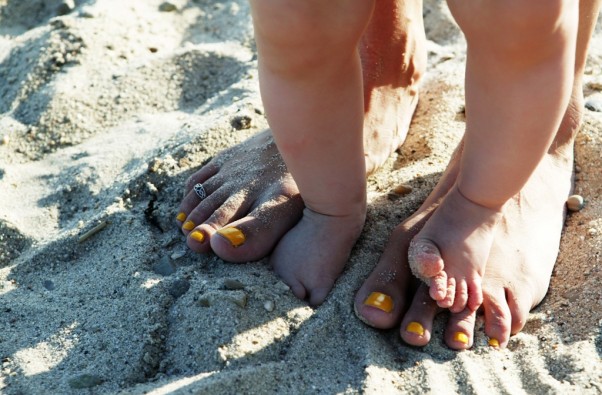 Amelia na plaży pierwsze kroczki na plaży