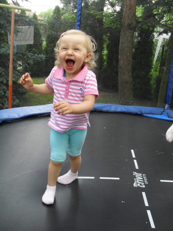 Moje dzieciństwo zabawa na trampolinie