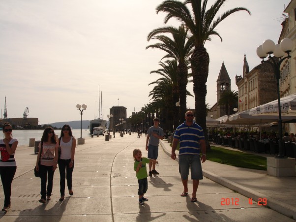 Zdjęcie zgłoszone na konkurs eBobas.pl No i również rodzinka na starym mieście Chorwacja&#45;Trogir skąpany słońcem majowym. Mąż Adam,Gracjan i Krystian.