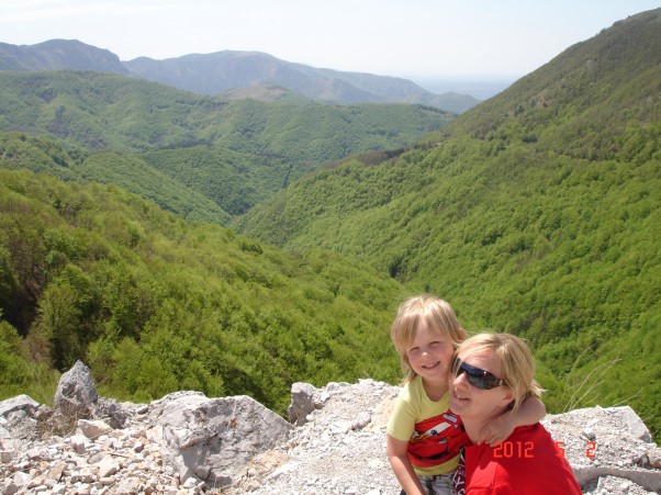 Zdjęcie zgłoszone na konkurs eBobas.pl I to w końcu ja z młodszym synkiem Gracjanem,a za nami widok gór w Bośni i Hercegowinie.Piękne.
