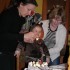 Mama Ania zapala świeczkę, a babcia Terenia trzyma solenizanta żeby nie zatopił swojej ciekawskiej rączki w torcie.\nDużo zdrowia Franiu.\nMama