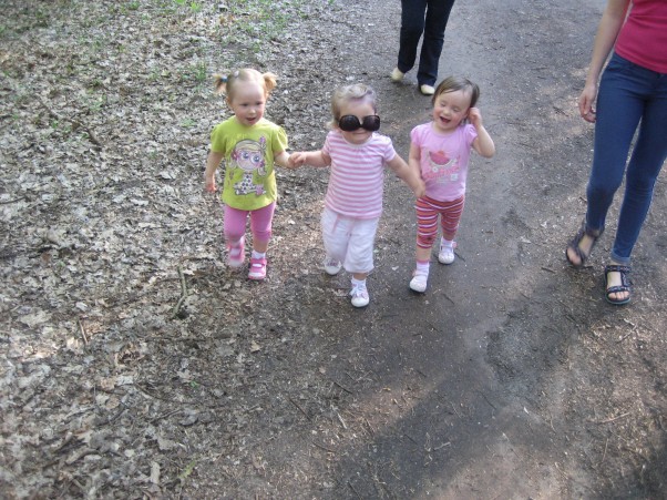Zdjęcie zgłoszone na konkurs eBobas.pl Uwielbiam mocno wyczerpujące spacerki MAJOWE z moimi młodszymi kuzyneczkami bliźniaczkami :&#41; Zuzia 2 latka