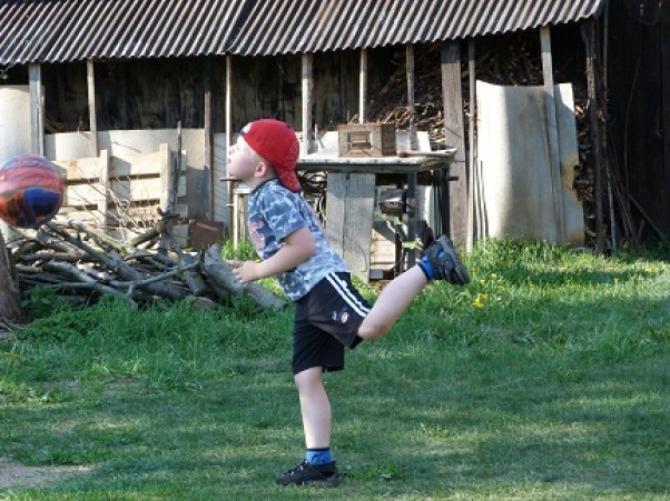 Zdjęcie zgłoszone na konkurs eBobas.pl Mój synek Michaś 96 lat&#41;bardzo przeżywa EURO2012! I jak widać trenuje na EURO;&#41;