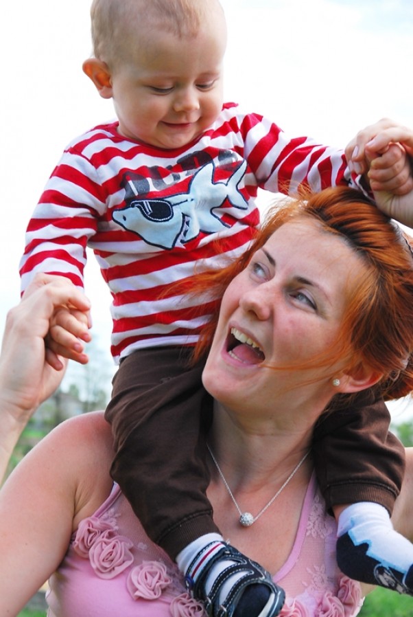 Zdjęcie zgłoszone na konkurs eBobas.pl mama szaleje z Mateuszkiem u babci na ogródku :&#41;\nJakże piękna ta natura,\nmiędzy krzaki dajmy nura\nmówi mama , ciocia , babcia\nA tam wielka niespodzianka,\nwnet wyłania się polanka.\n&#45; Na polance odpoczniemy,\nnapijemy się i zjemy.\nJuż wycieczkę kończyć czas\njuż nas żegna łąka, las.                    \nZa rok pewno tu wrócimy\ngdy Majówki przyjdzie czas.