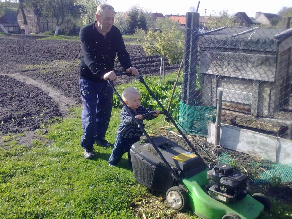 Zdjęcie zgłoszone na konkurs eBobas.pl Dziadek, szybko, sporo nam zostało do skoszenia!