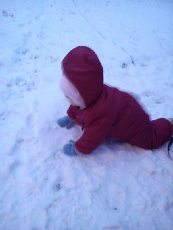 Raczkowanie po śniegu Olivka jeszcze nie umiała chodzić i z sanek zeszła i na czworakach po śniegu chodziła