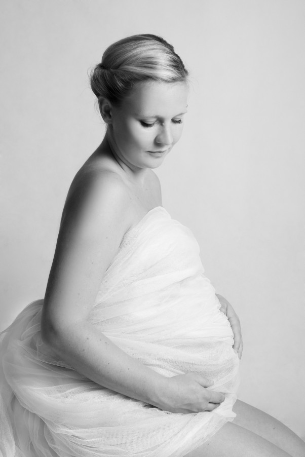 W oczekiwaniu na... Na przedstawionym zdjęciu jestem kilka dni przed porodem. Nie mogliśmy razem z mężem nie uwiecznić tego pięknego czasu, jakim jest czas bycia w ciąży. Uwielbiałam być w ciąży i mam nadzieję, że jeszcze będzie mi dane to poczuć. Teraz Helenka jest już z Nami i uwielbiamy być Rodzicami!!