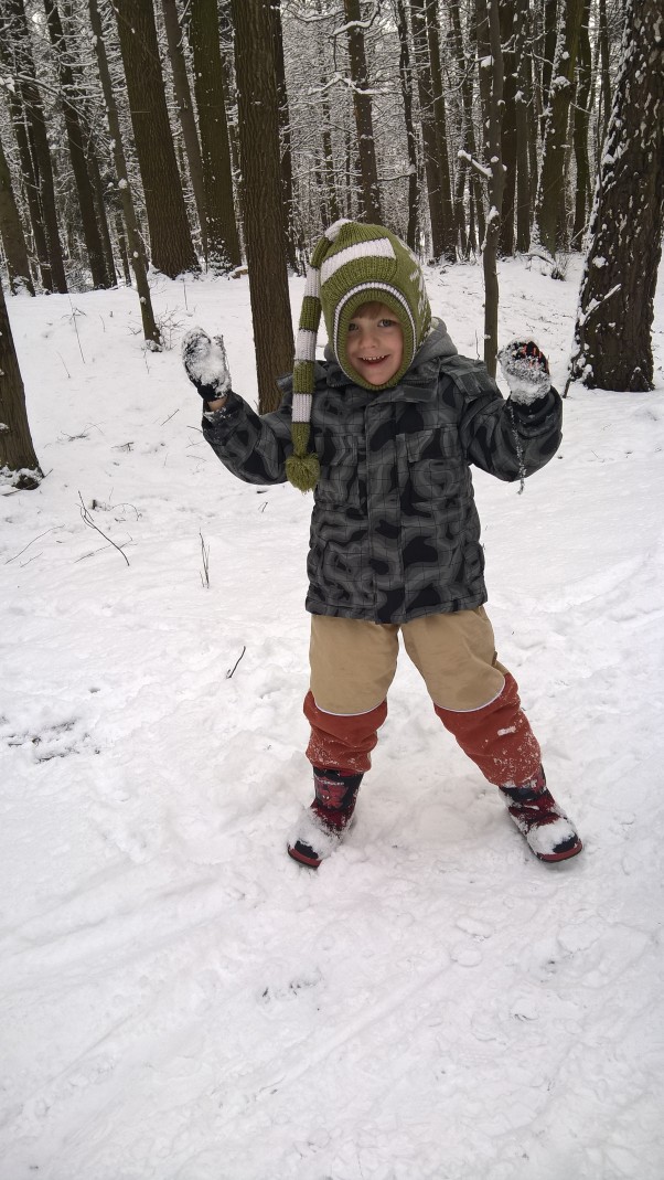 Szczęśliwy Filipek Mieliśmy śniegu troche więc czas trzeba  było wykorzystac na wypad do lasu a tam biegi skoki orzełki wszystkiego na raz a najbardziej co pasowało Filipkowi to robienie kulek i rzucanie w każdego...aj radości dużo gdy na dworzu biało jest....