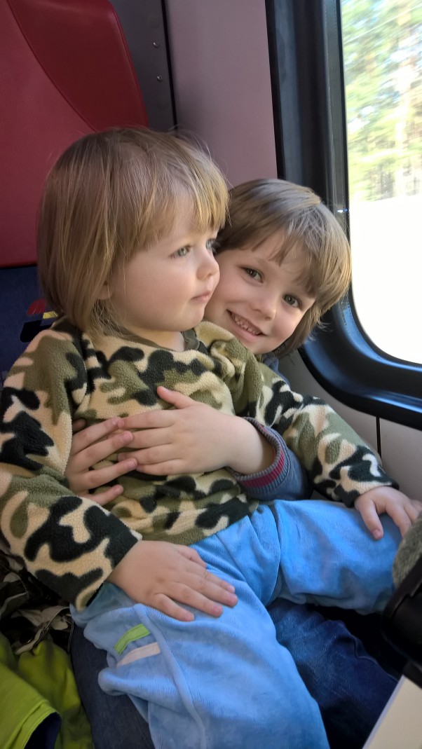 Wojtuś i Filipek Mała wyprawa pociągiem na wycieczke...my takie lubimy...chłopaki szczęśliwi ....a młodszy brat na kolanach starszego brata ogląda krajobrazy za oknem...