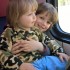 Mała wyprawa pociągiem na wycieczke...my takie lubimy...chłopaki szczęśliwi ....a młodszy brat na kolanach starszego brata ogląda krajobrazy za oknem...