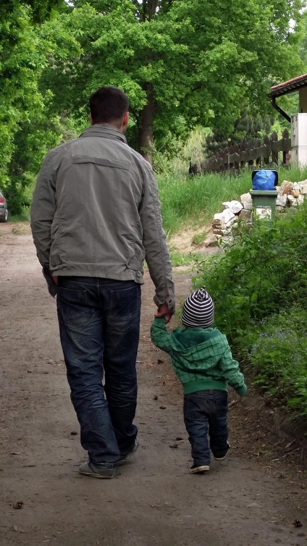 Poznawanie uroków lasu To była piękna majówka... Pogoda = dobry nastrój. Późnymi popołudniami obowiązkowa była rodzinna wycieczka do lasu. Oskar był zachwycony. Widok taty z synem idącego za rękę &#45; bezcenne, uwiecznione na tym zdjęciu