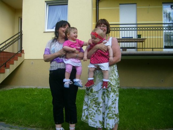 Zdjęcie zgłoszone na konkurs eBobas.pl siostry sisters tym razem w rolach kochających babc