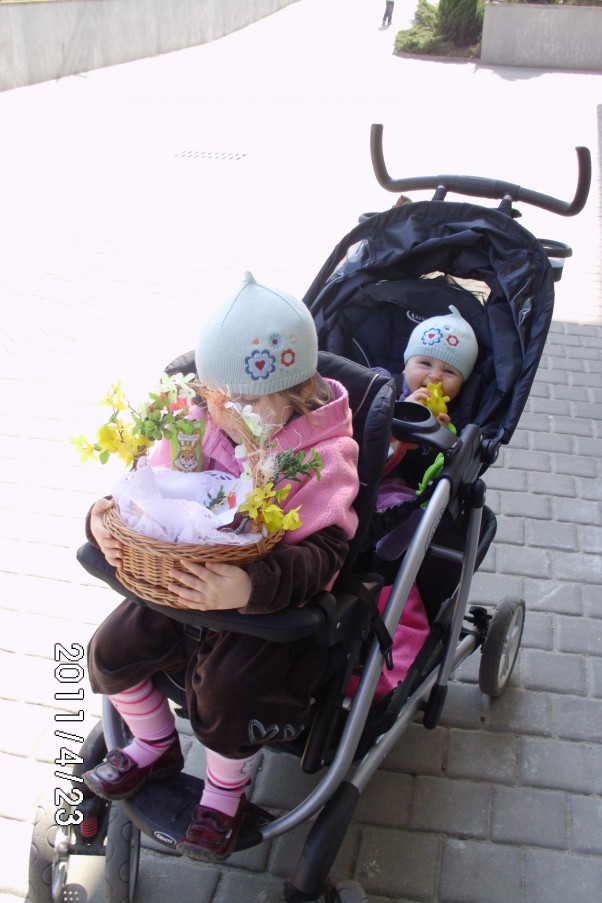 Zdjęcie zgłoszone na konkurs eBobas.pl Emilka &#40;2,5 latka&#41; wraz z siostrzyczką Hanią &#40;8 m&#45;cy&#41; jadą poświęcic koszyczek... Emilka tak zauroczona koszyczkiem że bardzooo pilnowała swojej własnoręcznie wykonanej swięconki&#45;nawet do tego stopnia, że nie chciała postawic koszyczka na stole do święcenia ;&#41;