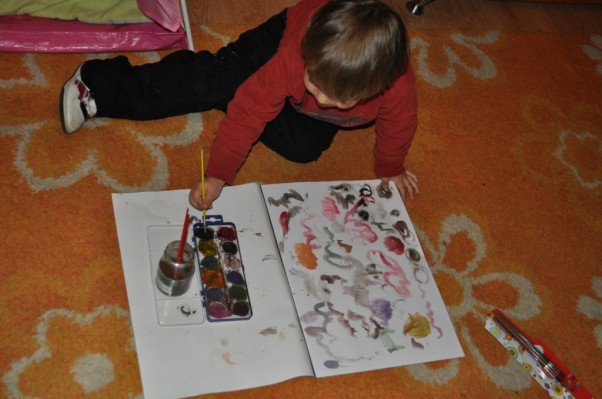 Ręką dziecka malowane Gabrysia 3 latka\nPierwsze malowanie farbami i pierwsze dzieło wykonane za pomocą pędzla i farb.