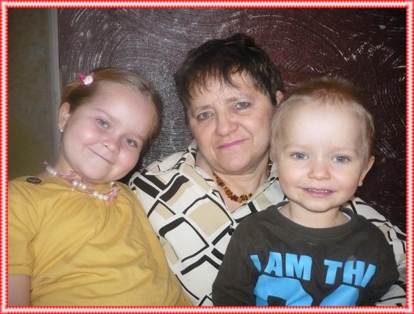 z najkochańszą babcią na świecie moje kochane dzieciaczki , Julitka i Michałek z babcią Marysią