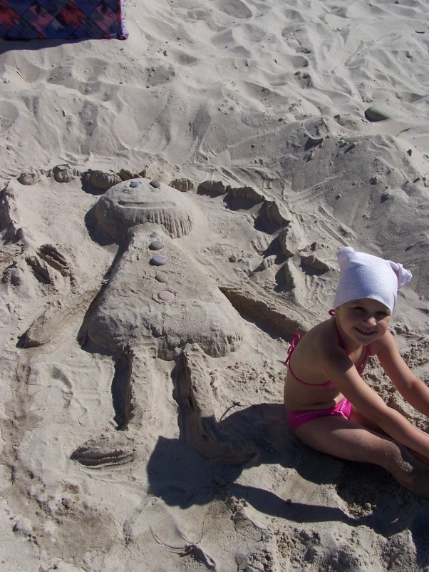 Piaskowa babeczka Dziewczynka z piasku zrobiona przez Maję z pomocą wujka &#45; to były pierwsze wakacje moich dziewczyn nad polskim morzem... niezapomniane wakacje!