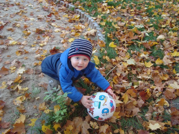 Adrianek i piłka :&#41; Jesień, to idealny czas do grania w piłkę, bo na piłkę zawsze jest odpowiednia pora :&#41;