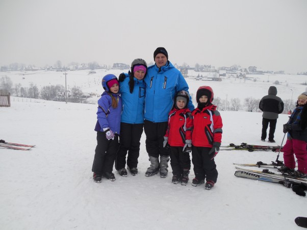 Zdjęcie zgłoszone na konkurs eBobas.pl Nasza pięcioosobowa rodzina na piątkę na nartach w pięknych polskich górach.