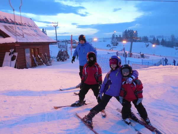 Zdjęcie zgłoszone na konkurs eBobas.pl Tatusiowi i dzieciakom forma narciarska dopisuje...Mamusi po drugiej stronie obiektywu również...Taka to rodzinka na 5!