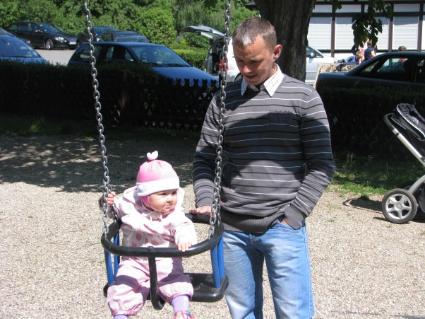 Zdjęcia rodzinne Natalka z tatą na placu zabaw.