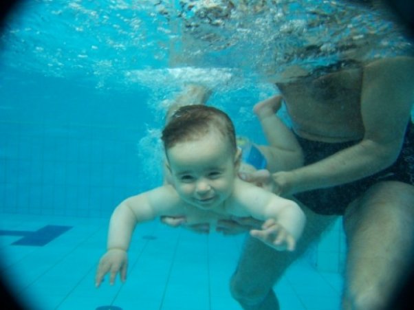 hahah.jpg To zdjęcie było robione 20.07.09r. na basenie w \nKrakowie;&#41;Dawidek świetnie bawił się w wodzie jak i również po woda;]