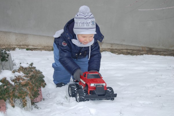 Nie ma to jak zabawa na śniegu :&#41; Mój mały rajdowiec, nawet na śniegu musi mieć autko :&#41;