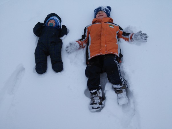 Aniołki na śniegu :&#41; My się zimy nic, a nic nie boimy!!! Wspólnie z młodszym bratem Aniołki na śniegu robimy :&#41;