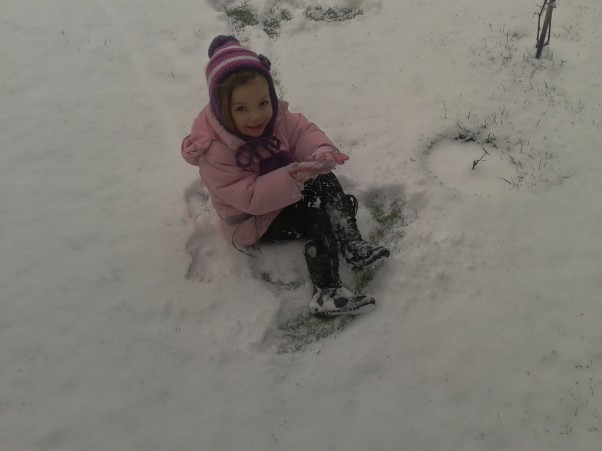 Śniegowy szał To jedno z ukochanych zajęć mojej córci &#45;tarzanie się w śniegu.