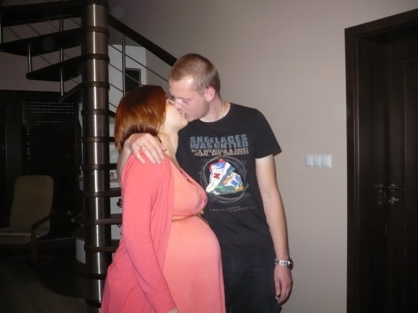 Zdjęcie zgłoszone na konkurs eBobas.pl Tuż przed wyjazdem na porodówkę. Całus od męża i szybko i z uśmiechem na ustach na spotkanie z synkiem. 26 września 2012 :&#41;