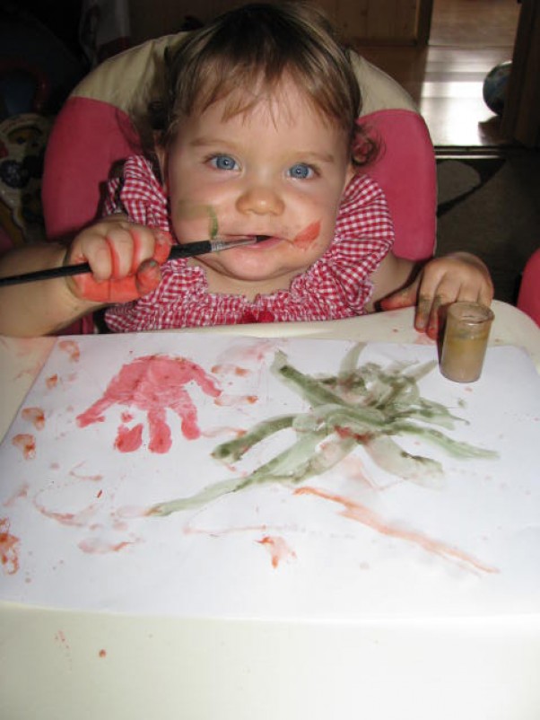 Pędzelkiem malowane Obrazek dla Was namalowałam a po skończonej pracy pędzelek smakowałam. Zabawa tak mi się spodobała że będę jeszcze malowała.Nadia 14 miesięcy