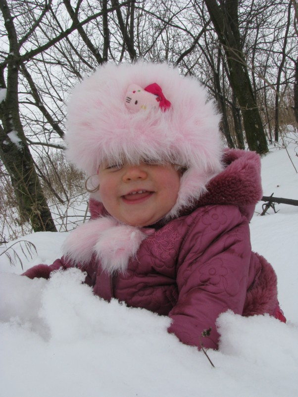 Zdjęcie zgłoszone na konkurs eBobas.pl Z tego śniegu super zabawa że mała Nadusia niewielką chatkę chciała postawić by z przyjaciółmi  mogła się bawić.Lecz tak się w śniegu ze śmiechu kulała że chatkę postawić zapomniała.Nadia 1,5 roku