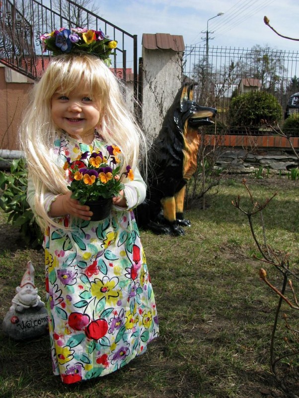 Zdjęcie zgłoszone na konkurs eBobas.pl Nadia poszukując wiosny zniecierpliwiona tak sobie spogląda i myśli ...przecież Ja też mogę tak wyglądać.I tak o to nie wierząc własnym oczom ukazała się piękna i radosna pani wiosna z jasnymi włosami w sukience wyszytej kwiatami.