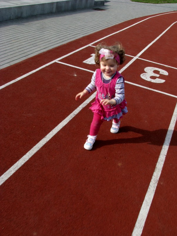 Nadia i wiosenne wyścigi Uwielbiam biegać to super zabawa jak mnie goni mama. Dlatego zabiera mnie na bieżnię tam mam pole do popisu .3&#45;2&#45;1 START kto mnie dogoni.