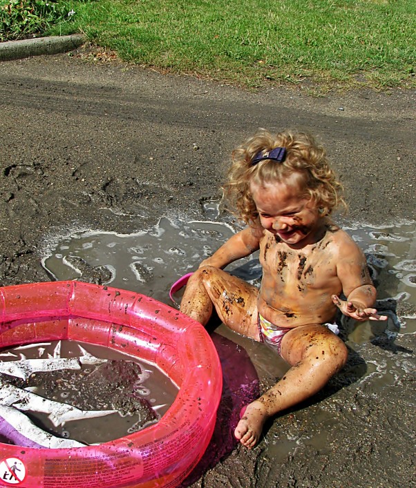 Zdjęcie zgłoszone na konkurs eBobas.pl Nadia korzysta z każdej kąpieli nawet z tej błotnej i czerpie z tego mnóstwo radości.
