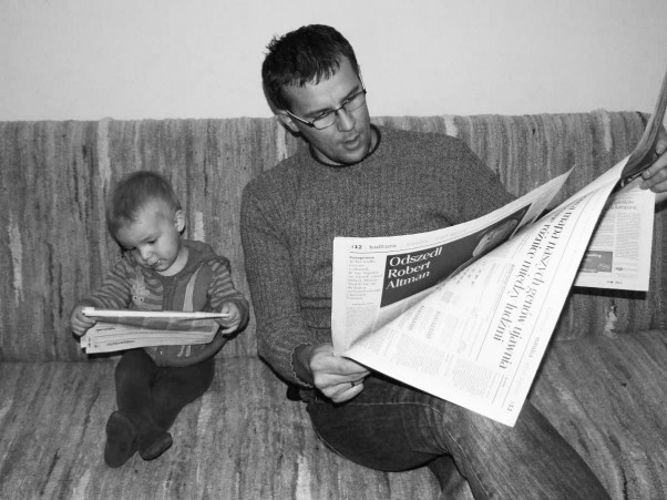 Czytamy,czytamy :&#41; Kocham czytać z tatusiem,każdy swoją gazetę :&#41;