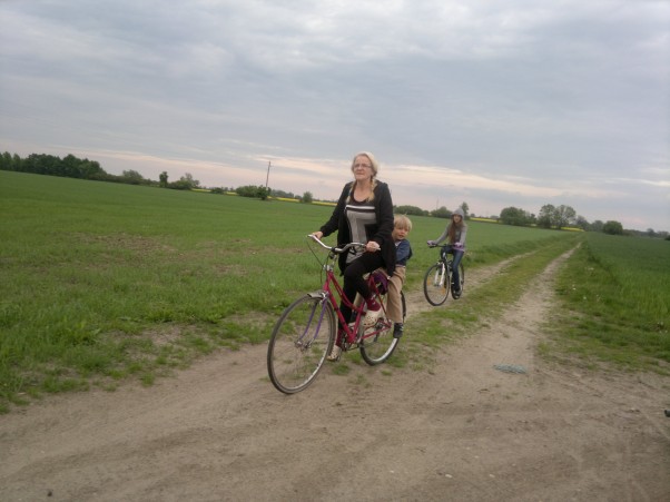 Zdjęcie zgłoszone na konkurs eBobas.pl Tutaj Babunia Mariola z wnukami na rowerowym spacerku!