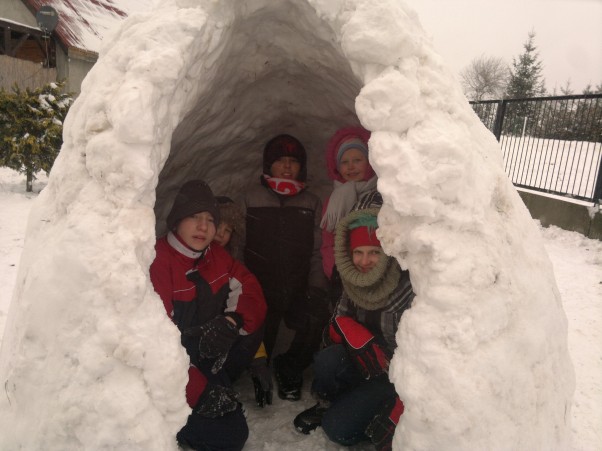 My się zimy nie boimy. Dzieci zbudowały iglo, miały przy tym dużo frajdy i zabawy.