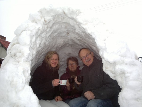 My się zimy nie boimy. Dzieci zbudowały iglo i zaprosiły mamę, babcię oraz dziadka na kawę. 