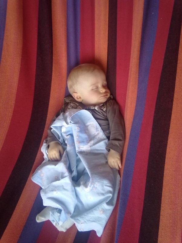 Ach śpij, kochanie! Przedstawiam mojego malutkiego synka Gabryśka, uwielbia spać jak suseł na dworze.