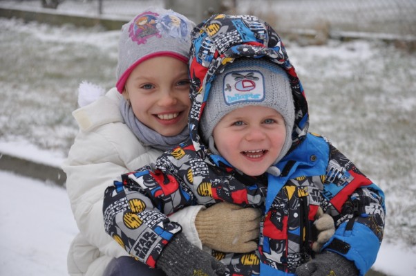 Radość we dwoje Czekali na śnieg i się doczekali, jeden biały dzień i wielka radość dzieci!
