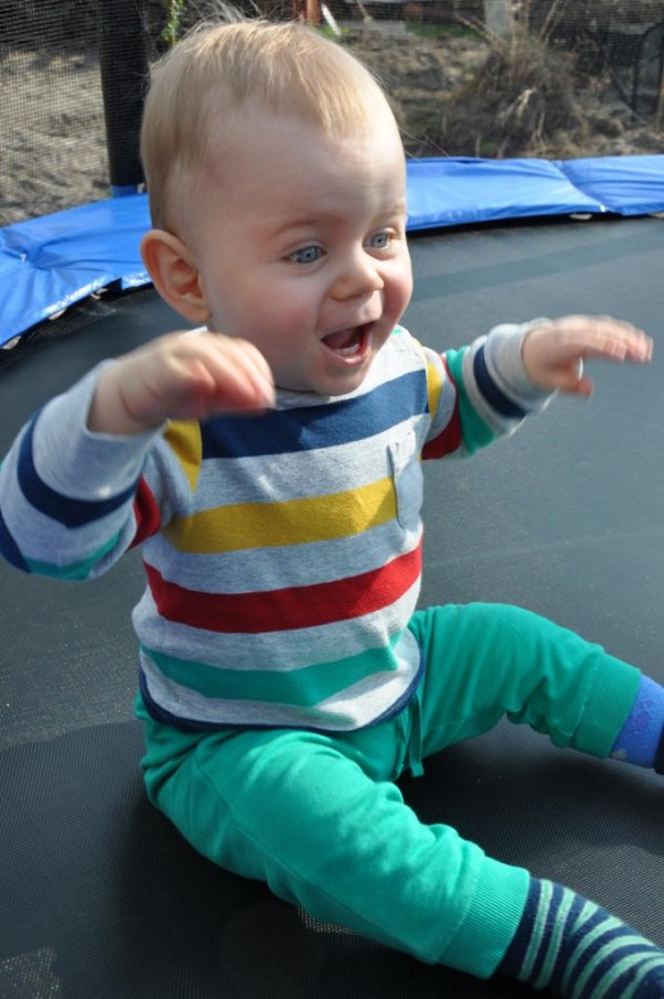 Zdjęcie zgłoszone na konkurs eBobas.pl Moje pierwsze hop hop na trampolinie przyniosło mi mnóstwo radości!